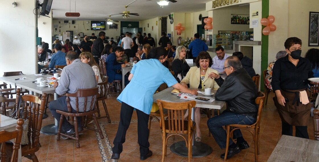 En los festejo por el día de la Mamá muchas personas acudieron a restaurantes de la capital mexiquense, en los cuales se pudo observar una gran afluencia de personas.