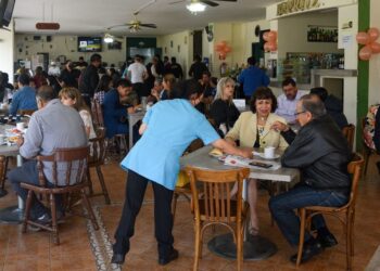 En los festejo por el día de la Mamá muchas personas acudieron a restaurantes de la capital mexiquense, en los cuales se pudo observar una gran afluencia de personas.