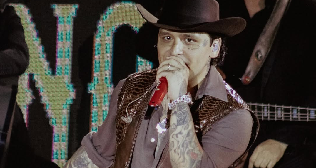 Christian Nodal estaría al borde del colapso por presiones familiares y legales, revelan