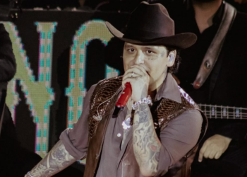 Christian Nodal estaría al borde del colapso por presiones familiares y legales, revelan