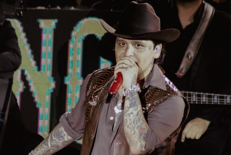 Christian Nodal estaría al borde del colapso por presiones familiares y legales, revelan