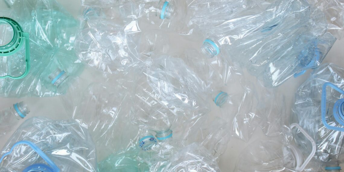 “Plastic Eating”: la peligrosa tendencia viral donde jóvenes mastican comida envuelta en plástico para adelgazar