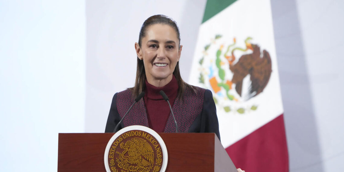 Cuauhtémoc, Ciudad de México. 11 de noviembre 2025. La presidenta constitucional de los Estados Unidos Mexicanos, la Doctora Claudia Sheinbaum Pardo en conferencia de prensa matutina en el salón de la Tesorería de Palacio Nacional. La acompañan: Rosa Icela Rodríguez Velázquez, secretaria de Gobernación; Omar García Harfuch, secretario de Seguridad y Protección Ciudadana; Ricardo Trevilla Trejo, secretario de la Defensa Nacional;  Raymundo Pedro Morales, secretario de Marina; Hernán Cortés Hernández, comandante de la Guardia Nacional; Marcela Figueroa Franco, secretaria ejecutiva del Sistema Nacional de Seguridad Pública (SESNSP). Foto: Hazel Cárdenas/Presidencia