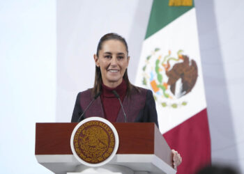 Cuauhtémoc, Ciudad de México. 11 de noviembre 2025. La presidenta constitucional de los Estados Unidos Mexicanos, la Doctora Claudia Sheinbaum Pardo en conferencia de prensa matutina en el salón de la Tesorería de Palacio Nacional. La acompañan: Rosa Icela Rodríguez Velázquez, secretaria de Gobernación; Omar García Harfuch, secretario de Seguridad y Protección Ciudadana; Ricardo Trevilla Trejo, secretario de la Defensa Nacional;  Raymundo Pedro Morales, secretario de Marina; Hernán Cortés Hernández, comandante de la Guardia Nacional; Marcela Figueroa Franco, secretaria ejecutiva del Sistema Nacional de Seguridad Pública (SESNSP). Foto: Hazel Cárdenas/Presidencia