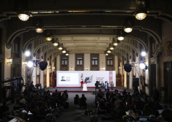 Cuauhtémoc, Ciudad de México. 25 de marzo 2026. La presidenta constitucional de los Estados Unidos Mexicanos, la Doctora Claudia Sheinbaum Pardo en conferencia de prensa matutina en el salón de la Tesorería de Palacio Nacional. La acompañan: Juan Ramón de la Fuente, secretario de Relaciones Exteriores; Miguel Ángel Elorza Vázquez, coordinador de Infodemia. Foto: Juan Carlos Buenrostro/Presidencia