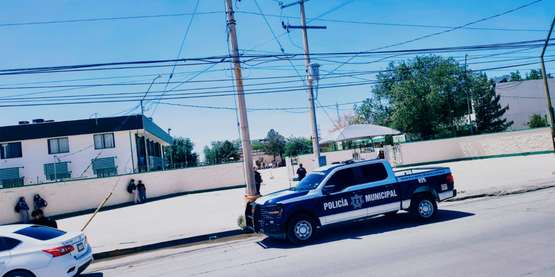Refuerzan vigilancia en escuelas tras pintas con ame.nazas en Juárez