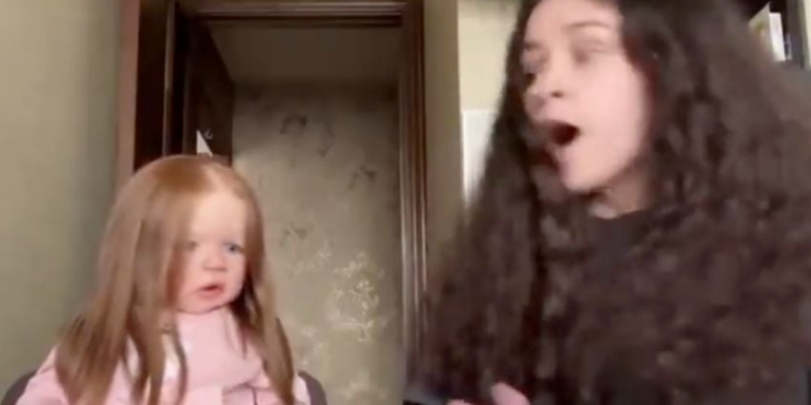 Muñeca hiperrealista causa polémica tras aparentemente moverse sola en video viral