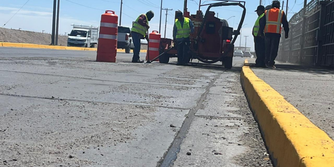 Realizan trabajos de bacheo y calafateo en el boulevard Juan Pablo II