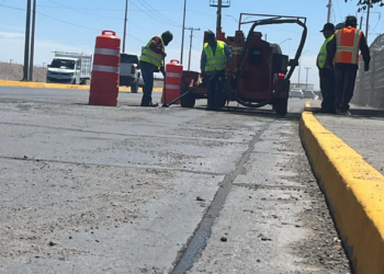 Realizan trabajos de bacheo y calafateo en el boulevard Juan Pablo II