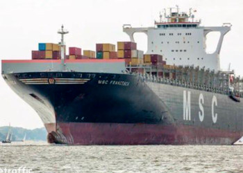 Irán abre fuego en el Estrecho de Ormuz y toma control de dos buques