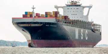 Irán abre fuego en el Estrecho de Ormuz y toma control de dos buques