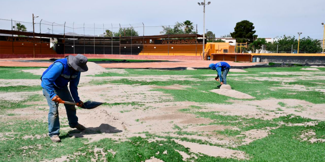 Instalan pasto sintético en campo de beisbol Villahermosa; obra presenta 50% de avance