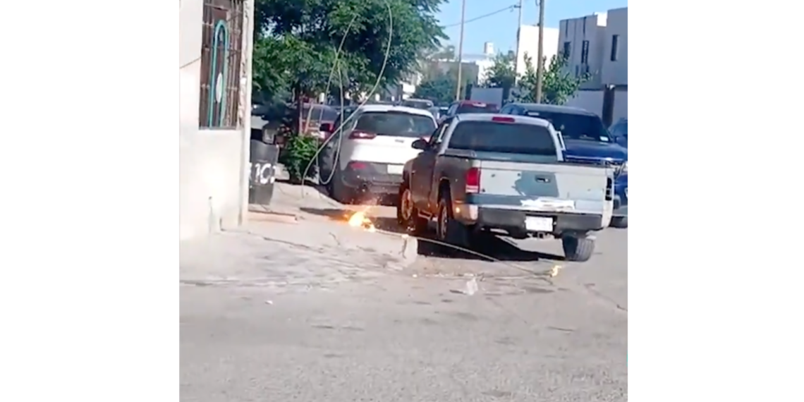Cable de alta tensión provoca incendio y consume vehículo en Villas de Salvarcar