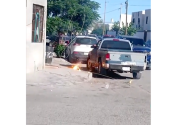 Cable de alta tensión provoca incendio y consume vehículo en Villas de Salvarcar