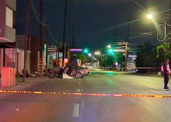 Mu.re conductor tras perder el control y chocar contra poste en Ciudad Juárez