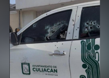 Violencia en Sinaloa deja ocho muertos en un día Historia de AARÓN IBARRA • 3 h • 2 minutos de lectura Violencia en Sinaloa deja ocho muertos en un día Violencia en Sinaloa deja ocho muertos en un día CULIACÁN, Sin., (apro) .- El último día de marzo dejó saldo de ocho personas asesinadas Sinaloa, cuatro de ellas agentes en activo de la Policía Municipal de Escuinapa, municipio al sur del estado. El ataque ocurrió en un camino rural en la comunidad de Tecualilla, donde resultó asesinado el director operativo de la corporación, Esteban Gutiérrez. Opere en el Mercado Financiero más Grande del Mundo. ¡Regístrate Gratis! Opere en el Mercado Financiero más Grande del Mundo. ¡Regístrate Gratis! Deriv · Patrocinado call to action icon Los cuatro asesinatos quedaron reportados por la Fiscalía local como agresión a la autoridad, y no como homicidios dolosos. La violencia golpeó también a Culiacán en donde fue ejecutado un funcionario municipal, quien fungía como síndico de Tepuche, comunidad rural al norte de la capital. La víctima fue identificada como Héctor Bartolo León Zamudio y había sido síndico de Tepuche desde 2020. Esta comunidad ha sido blanco constante de ataques armados, incluidas bombas lanzadas con drones.? Además, esa sindicatura fue la única que no presentó candidaturas para renovar la figura de síndico, proceso llevado a cabo el domingo último. Las dos personas que se habían inscrito en el proceso renunciaron de último momento debido a motivos personales, según informó el Ayuntamiento de Culiacán. Ese día en Culiacán hubo reporte de tres asesinatos y un cuarto ocurrido en Mazatlán, el cual quedó con registro del 30 de marzo, fecha en que esta persona resultó herida por disparos de arma de fuego en la colonia Niños Héroes. Diseño e Innovación Digital - Revolución Cognitiva y Digital - Experiencia En Tecnología Diseño e Innovación Digital - Revolución Cognitiva y Digital - Experiencia En Tecnología www.globant.com · Patrocinado call to action icon También se reportó el "levantón" de tres jóvenes en la zona turística de Altata, en Navolato. En esa zona hay fuerte presencia de fuerzas de seguridad para localizar a estas personas, quienes no han sido identificadas. Este crimen ocurrió prácticamente en el inicio de la jornada vacacional de Semana Santa en uno de los destinos más importantes de Sinaloa, apenas detrás de Mazatlán.