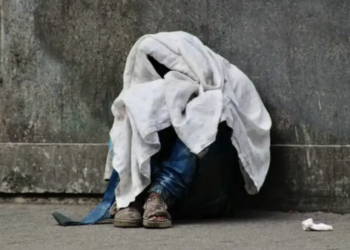 Rescatan a bebé en brazos de hombre en situación de calle en Sonora