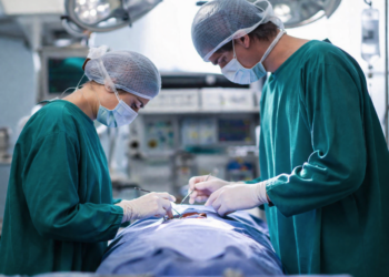 Mujer muer. tras cirugía estética en clínica clandestina en Tamaulipas