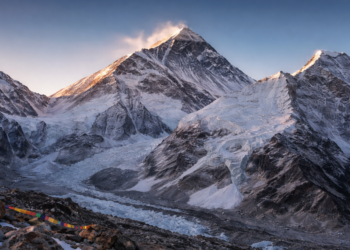 Destapan red de estafas en el Everest; simulaban rescates millonarios