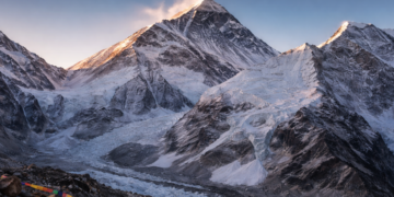 Destapan red de estafas en el Everest; simulaban rescates millonarios