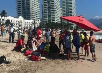 Turista muer. tras subir a la “banana” en Puerto Vallarta