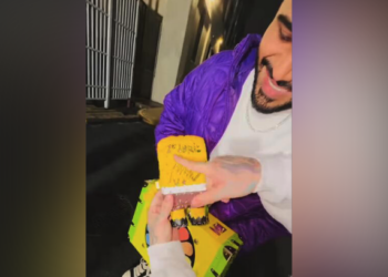 Tekashi 6ix9ine queda libre y presume autógrafo de Nicolás Maduro en prisión