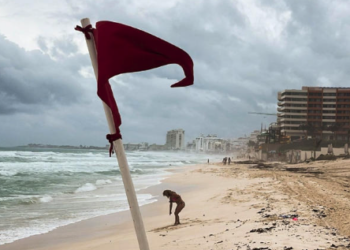 Turistas chinos muer.en ahogados en playa de Acapulco; uno es rescatado