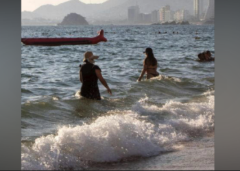 Mujer y menor muer.en tras rescate en playa de Oaxaca; buscan a adolescente