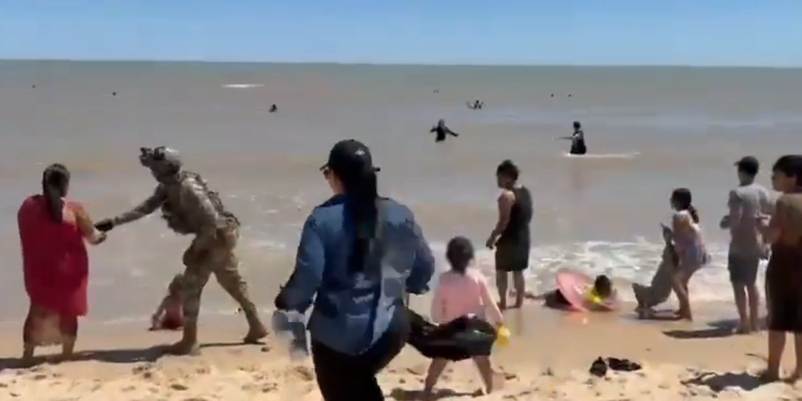 Marino evita trage.dia y rescata a dos adolescentes de ahogarse en playa de San Felipe, Baja California
