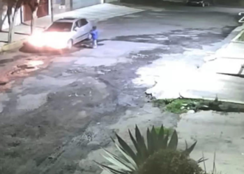 Indignación en CDMX: padre deja a su hijo en la calle y luego asegura que “era una broma”