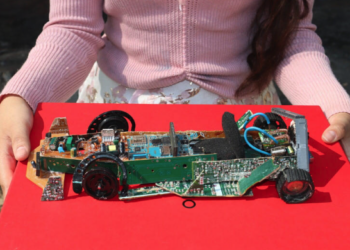 Estudiante de la UNAM gana concurso internacional con auto de Fórmula E hecho de residuos electrónicos