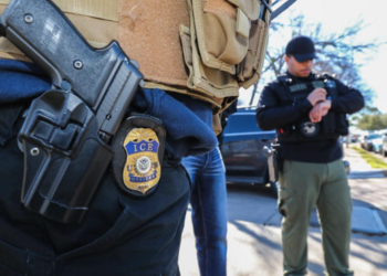 Renuncia jefe de ICE tras polémica por deportaciones masivas y mu.ertes bajo custodia