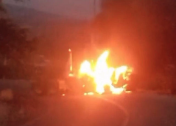 Grupo ar.mado quema camión en Michoacán tras amenazas; chofer está desap.arecido