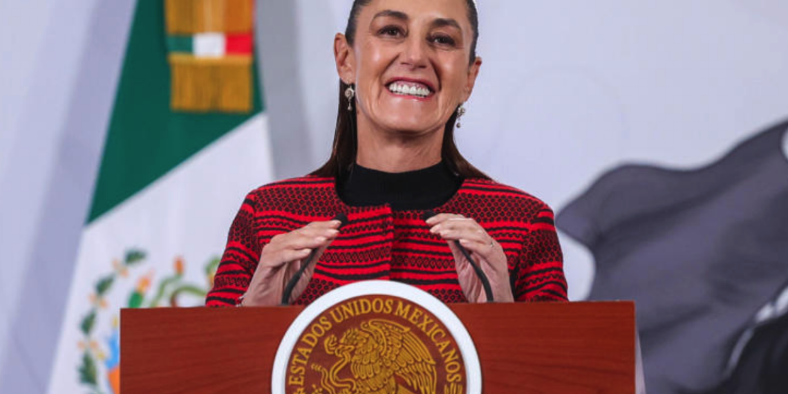 Sheinbaum es recibida por mexicanos en España; videos se vuelven virales en redes