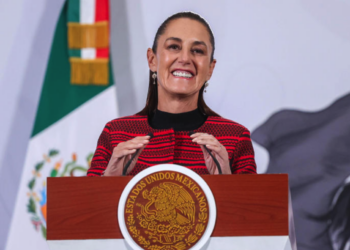 Sheinbaum es recibida por mexicanos en España; videos se vuelven virales en redes