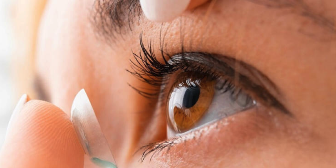Joven pierde la vista tras bañarse con lentes de contacto; alertan por infección grave