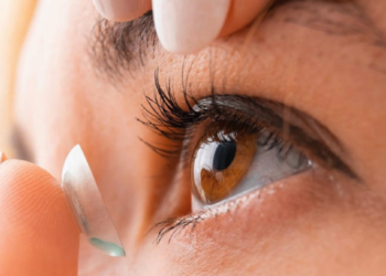 Joven pierde la vista tras bañarse con lentes de contacto; alertan por infección grave