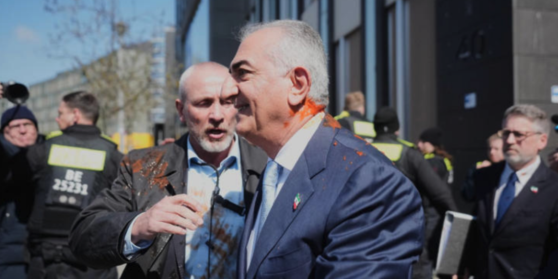 rocían con líquido rojo a príncipe iraní en Berlín tras conferencia