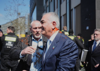 rocían con líquido rojo a príncipe iraní en Berlín tras conferencia