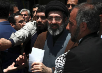 reportan que líder supremo de irán está gravemente herido tras ataque; habría delegado decisiones