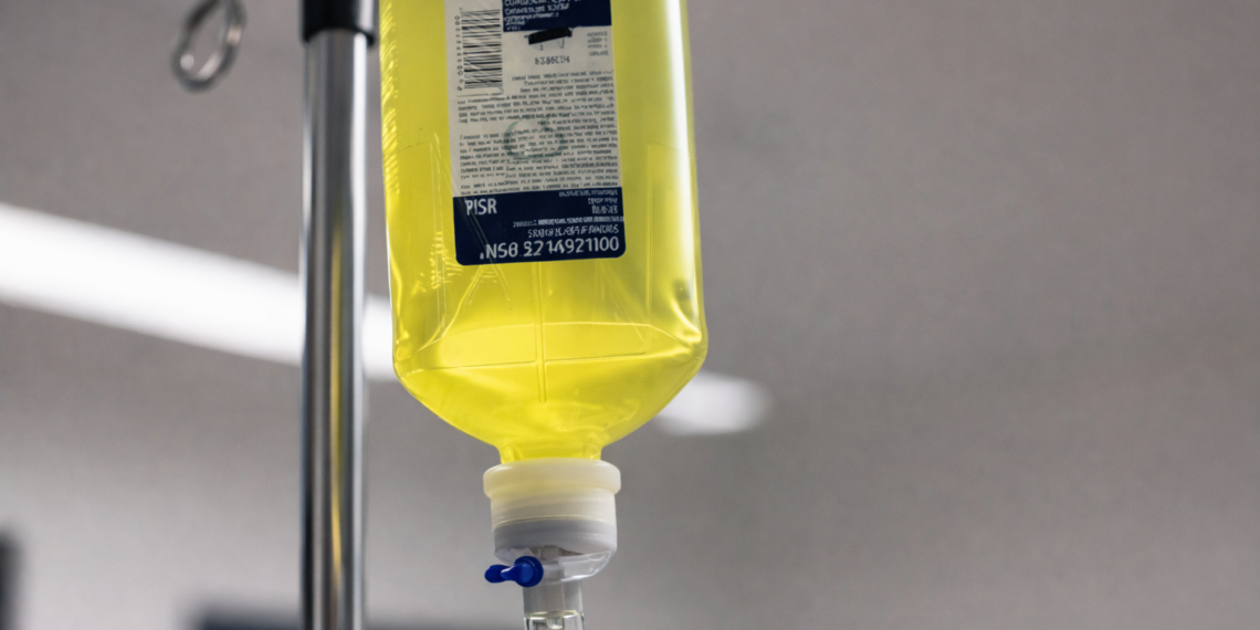 Sueros vitaminados sin respaldo científico: alertan por riesgos a la salud