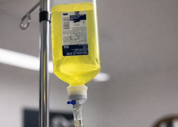 Sueros vitaminados sin respaldo científico: alertan por riesgos a la salud