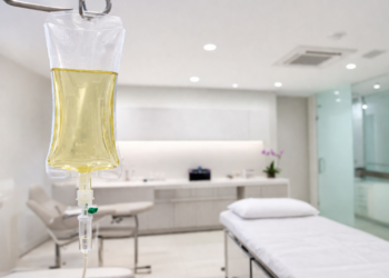 Joven teme por su vid.a tras aplicarse sueros vitaminados en clínica de Hermosillo