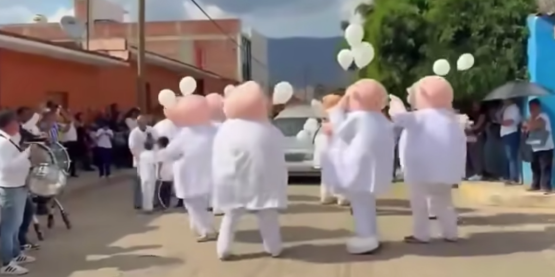 Despiden a niño en Oaxaca con emotivo homenaje de botargas del Dr. Simi