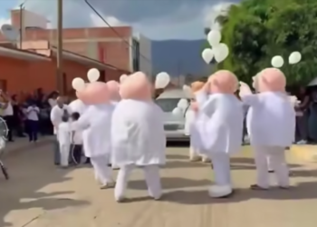 Despiden a niño en Oaxaca con emotivo homenaje de botargas del Dr. Simi