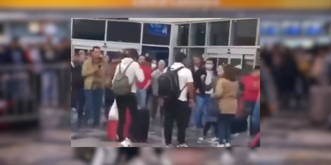 Mujer confronta a su esposo en central camionera de Zacatecas por presunta infidelidad; video se vuelve viral