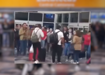 Mujer confronta a su esposo en central camionera de Zacatecas por presunta infidelidad; video se vuelve viral