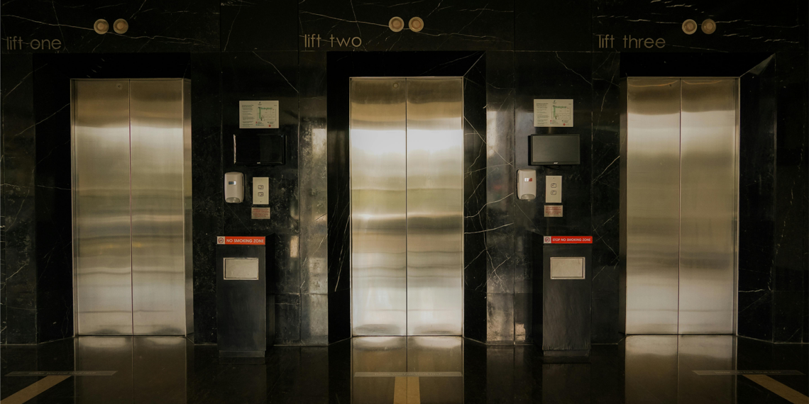 Elevador colapsa con dos personas dentro en Beirut; sobreviven al impacto