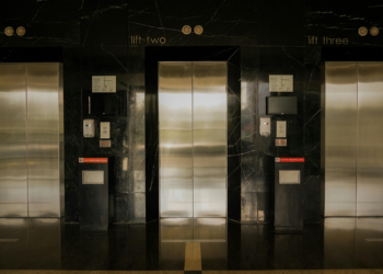 Elevador colapsa con dos personas dentro en Beirut; sobreviven al impacto