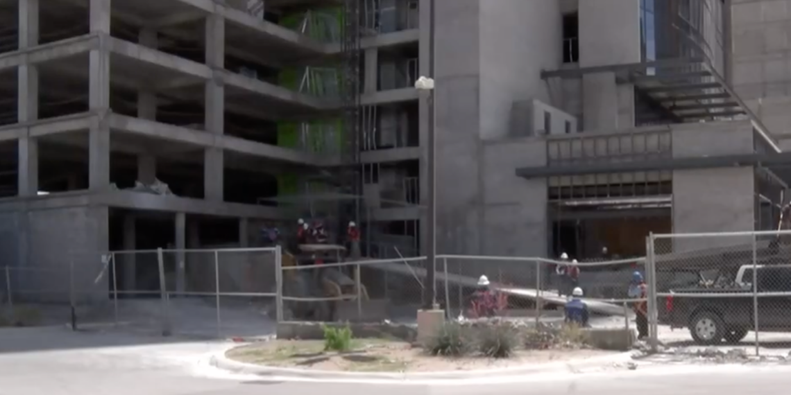 Fuga de gas en construcción de Torre Córum moviliza a cuerpos de emergencia en Ciudad Juárez